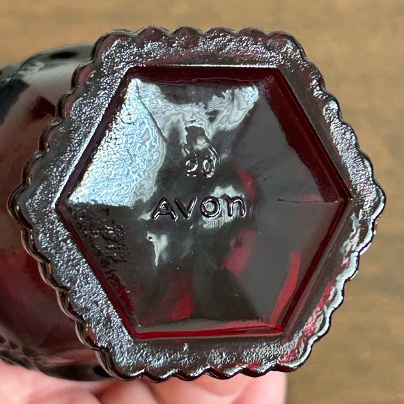 AVON 1876 CAPE COD COLLECTION RUBY RED GLASS STEMMED WINE GOBLET - Picture 4 of 4